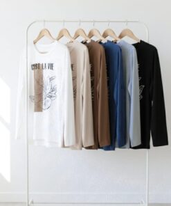 R-3009 REMERA VISCOSA ESTAMPA C`EST LA VIE CON DETALLE TACHAS - Imagen 2