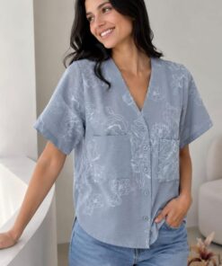 CAM-796 CAMISA LINO MANGA CORTA ESCOTE V DOBLE BOLSILLO BORDADA