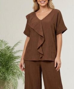 R-3066 BLUSA ESCOTE V CON DETALLE DE VOLADO ADELANTE