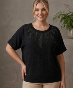 R-3070 BLUSA CEY CON DETALLE DE STRASS EN ESCOTE