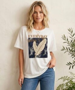R-3087 REMERA MODAL VISCOSA CON ESTAMPA PLUMAS Y TACHAS