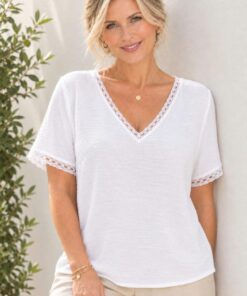 R-3096 BLUSA DE CEY ESCOTE V CON DETALLE DE PUNTILLA