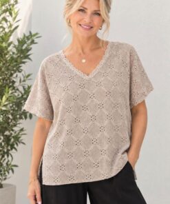 R-3100 BLUSA DE BRODERIE ESCOTE V CON DETALLE DE PUNTILLA