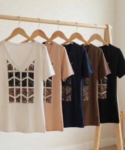 R-3105 REMERA MODAL ESCOTE V CON DETALLES DE TACHAS - Imagen 2