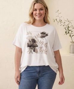 R-3110 REMERA MODAL VISCOSA ESTAMPADA FLORES EN RECUADRO Y DETALLE STRASS