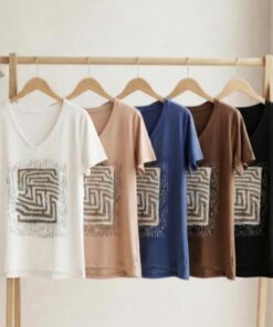 R-3113 REMERA MODAL VISCOSA ESCOTE V DETALLE DE TACHAS LABERINTO - Imagen 2
