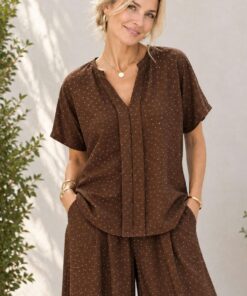 R-3116 BLUSA CEY STRASS ESCOTE V CON TABLAS ADELANTE