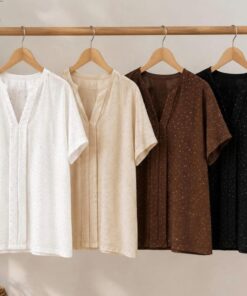 R-3116 BLUSA CEY STRASS ESCOTE V CON TABLAS ADELANTE - Imagen 2